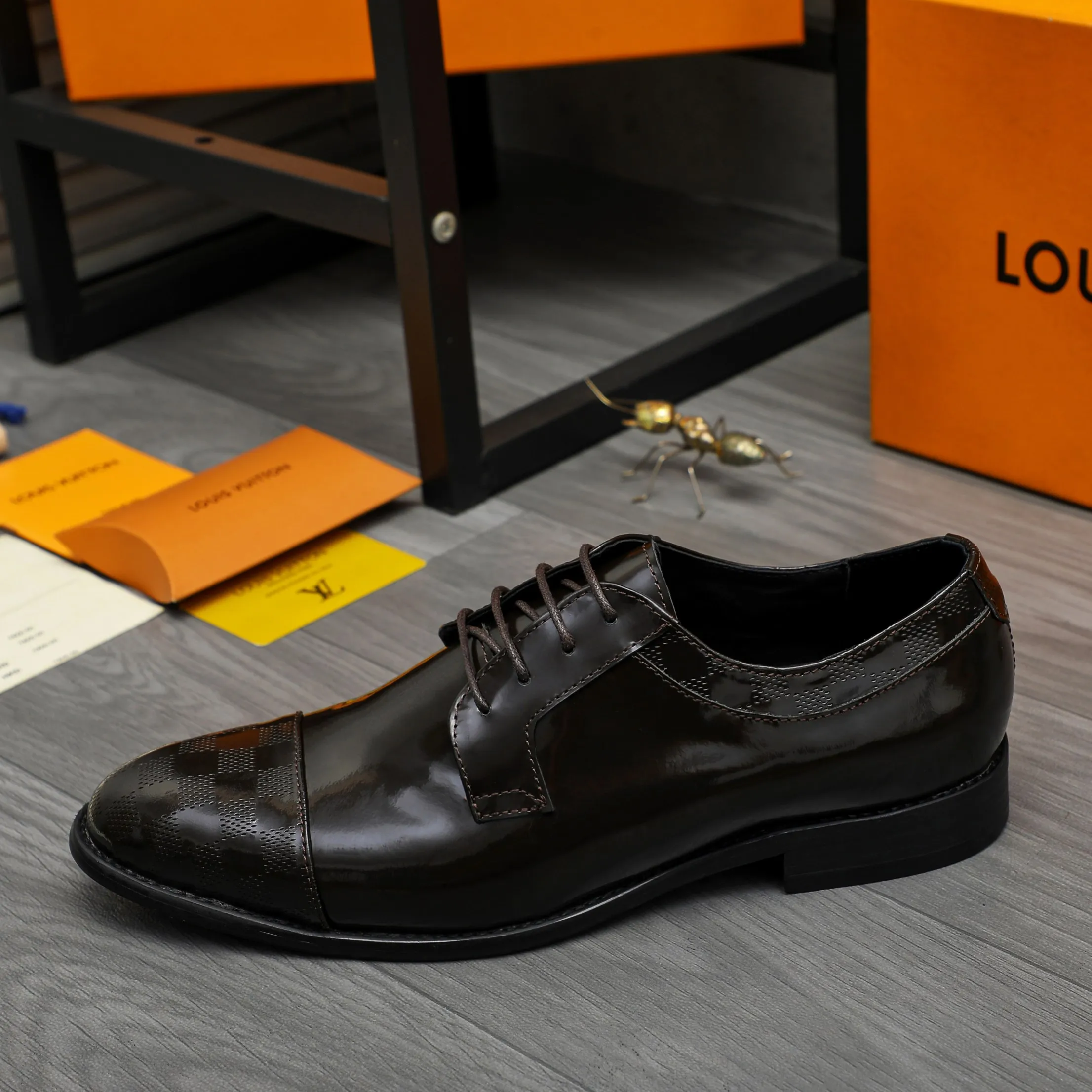 Men's shoes 💰p460 Product trademark: LV (Louis Vuitton) business lace-up leather shoes True size: 39-44 Product material: Selected lacquered cowhide stitching classic embossed upper, cowhide lining, original rubber outsole